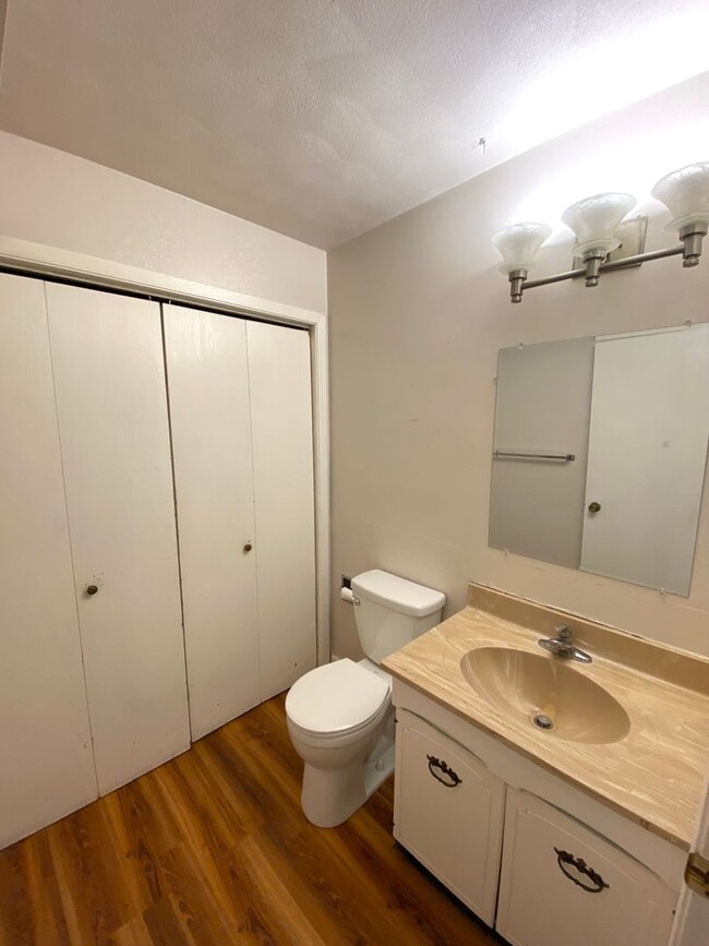 Powder room with laundry hookup - 1313 W Chestnut St