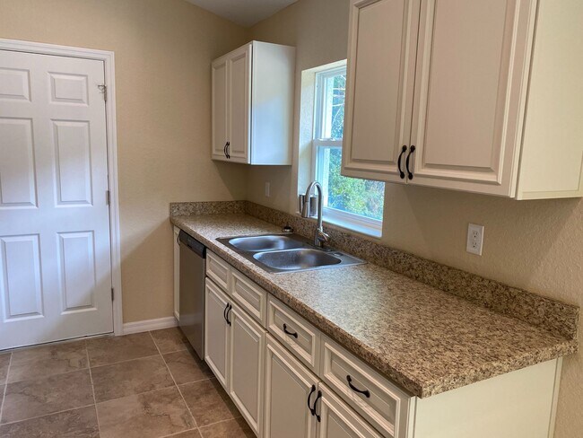 Building Photo - Desirable SE Ocala Neighborhood 3/2/1 **WON"T LAST**