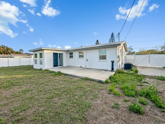 Building Photo - Coastal Waterfront Living in Apollo Beach – 3 Bed | 2 Bath