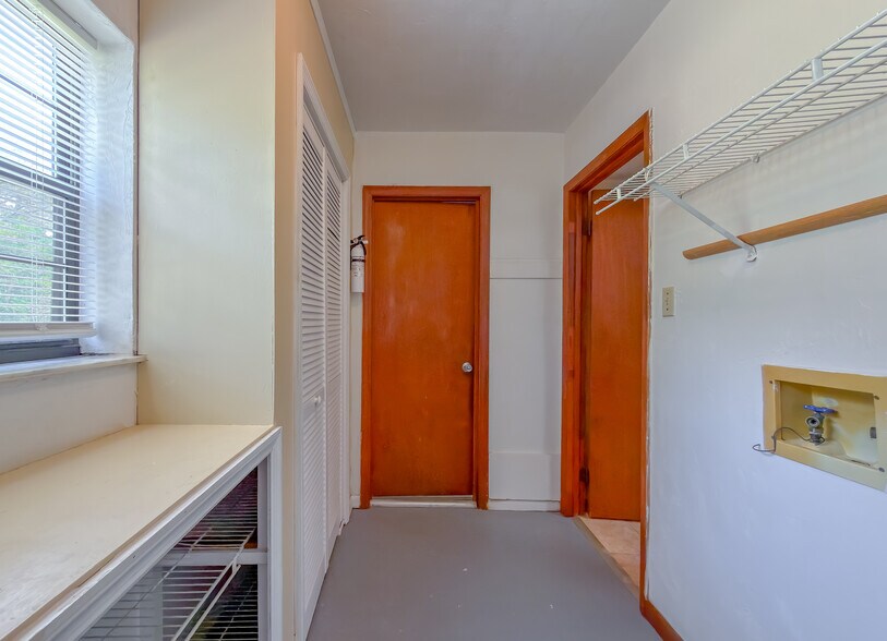 Building Photo - 8514 Raquel Ln