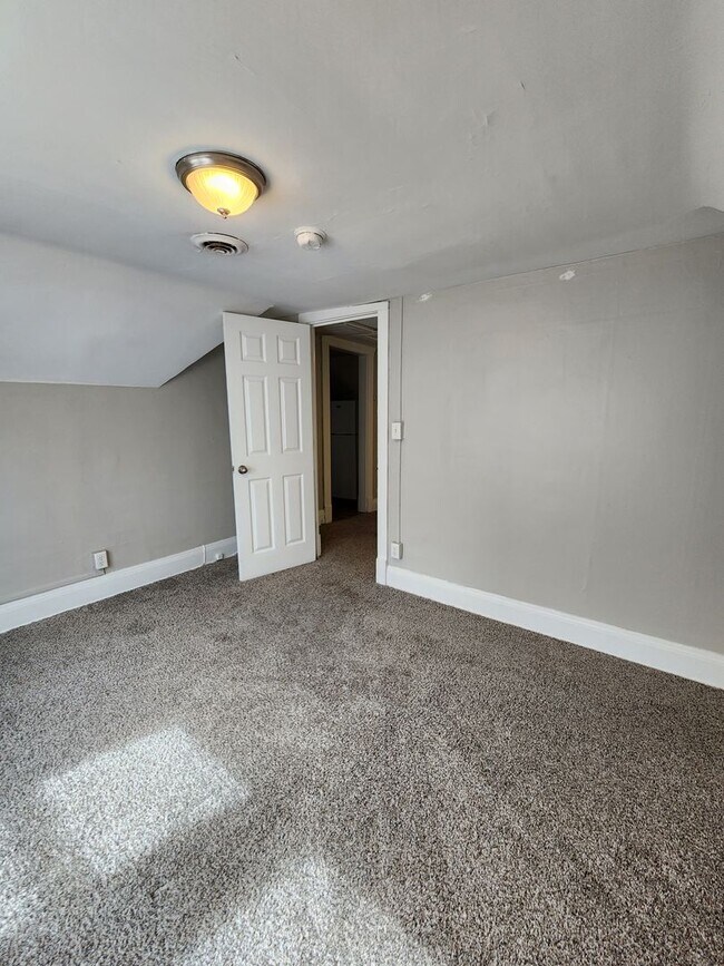 Building Photo - SUPER CLEAN 1 Bedroom Apt For Rent