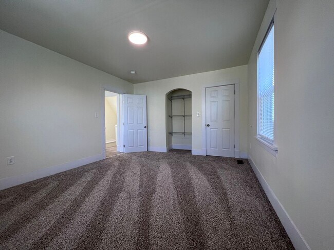 Building Photo - Updated 2BR house with Garage!