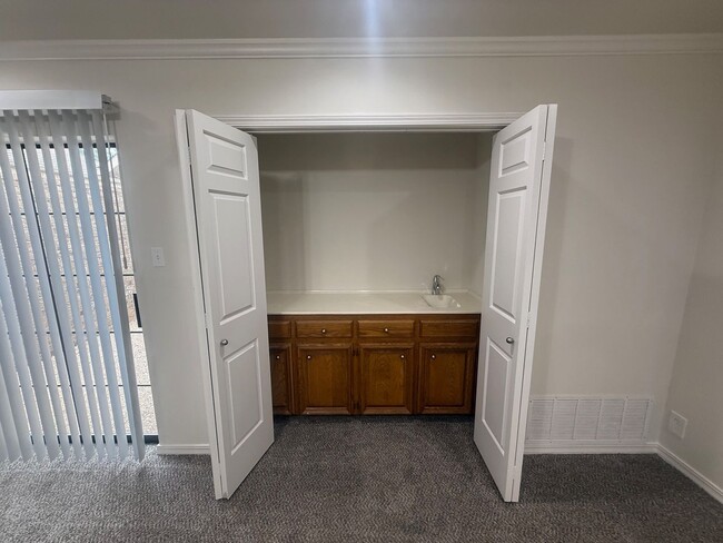 Building Photo - Garden Home