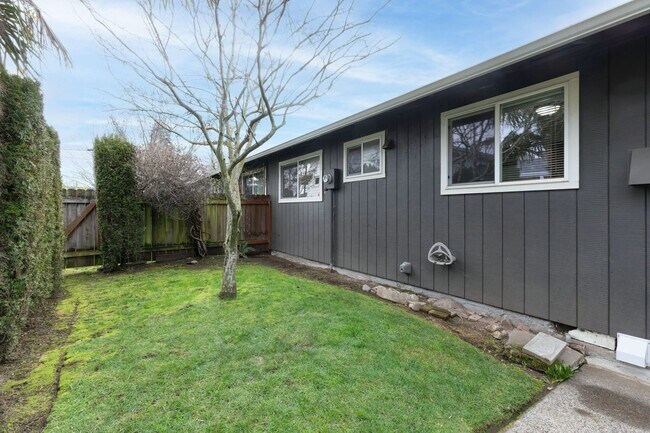 Building Photo - 705-707 N Sumner St.