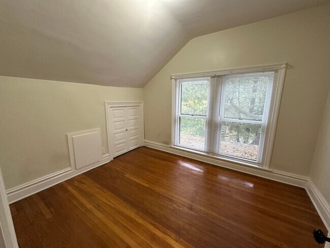 Building Photo - Single Family Heritage Hill Home! Two Bedr...