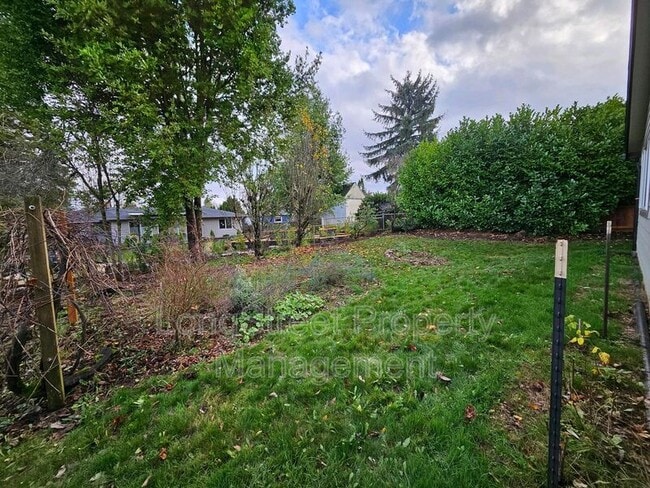 Building Photo - 5030 NE Roselawn St