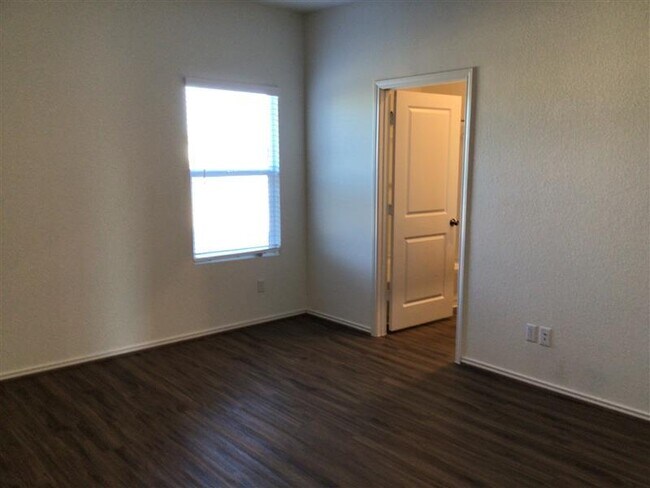 Building Photo - 900 Piney Cove