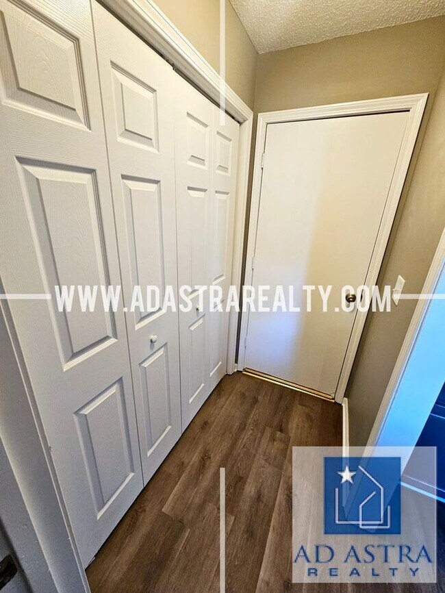 Building Photo - Very Nice 3 Bedroom 2 Bath Duplex in Overland Park-Available NOW!!