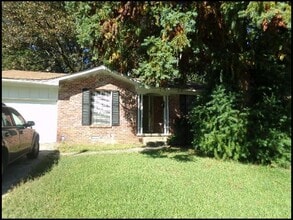 Building Photo - 8 Utica Ln