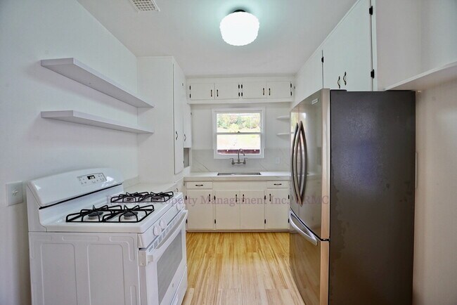 Building Photo - West End Home, Freshly Renovated, Close to Downtown