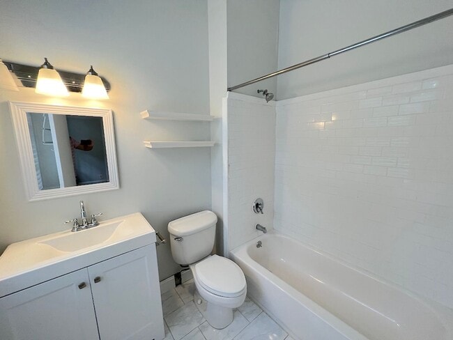 Building Photo - 2 BED | 2.5 BATH | DOWNTOWN LIVING | PRIVATE COURTYARD | WALK TO EVERYTHING