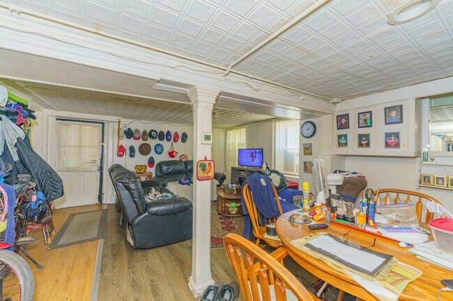 Building Photo - 724 3rd Ave