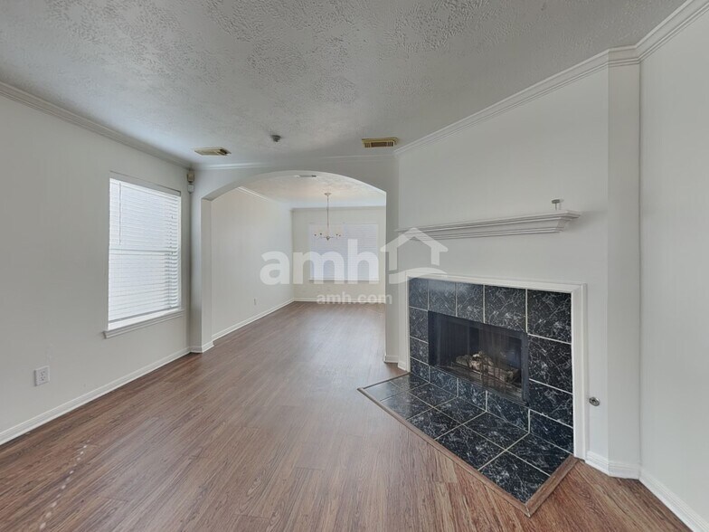 Building Photo - 15923 Mission Glen Dr