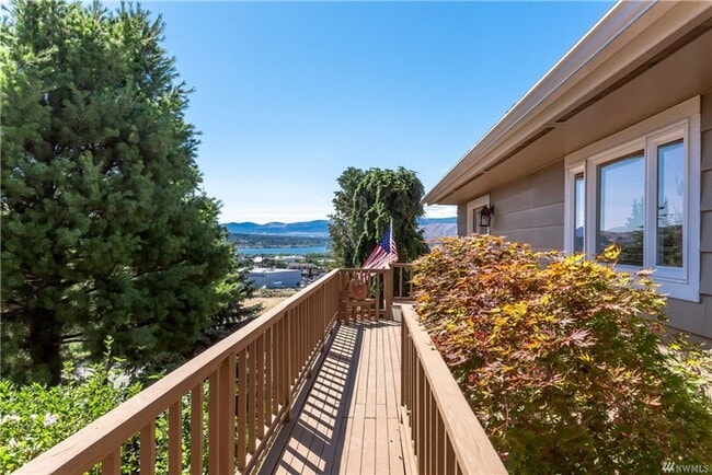 Building Photo - Amazing Views & Amazing 4 Bedroom/3 Bath H...