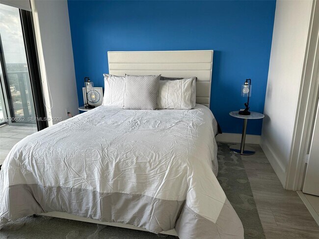 Building Photo - 121 NE 34th St