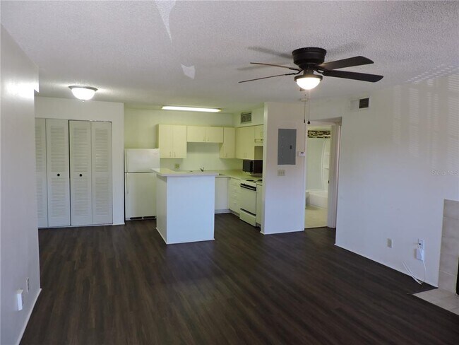 Building Photo - 415 Lakepointe Dr