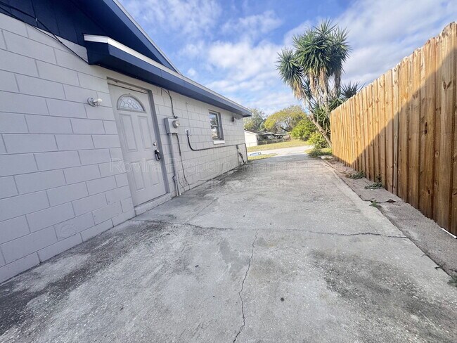 Building Photo - 813 Suwannee Dr