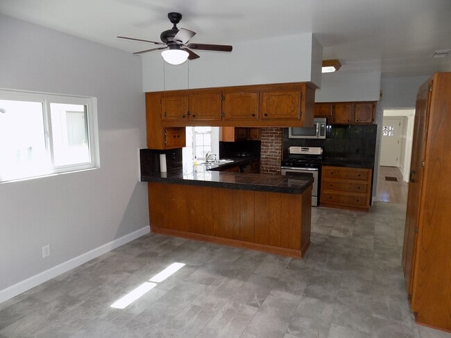 Building Photo - 3 Bedroom/2 Bathroom Craftsman | Master wi...