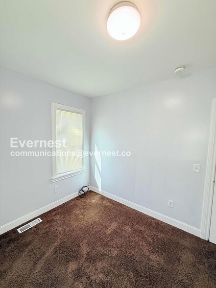 Building Photo - 2484 Woodmere St