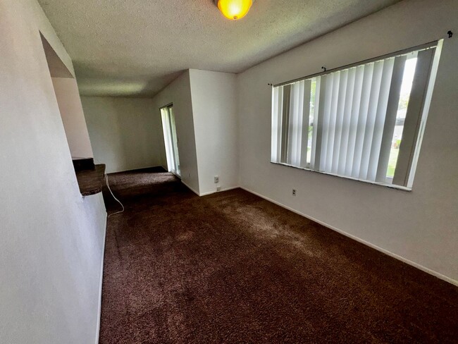 Building Photo - 2 Bedroom 2 Bath Hawthorne Village Condo n...