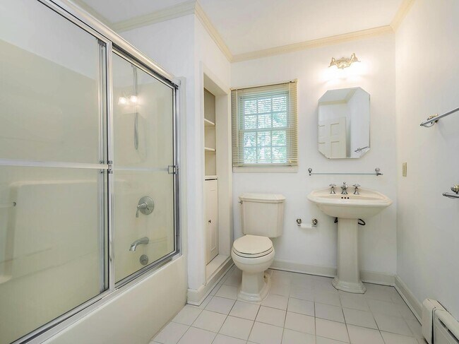 Building Photo - 221 Manhasset Ave