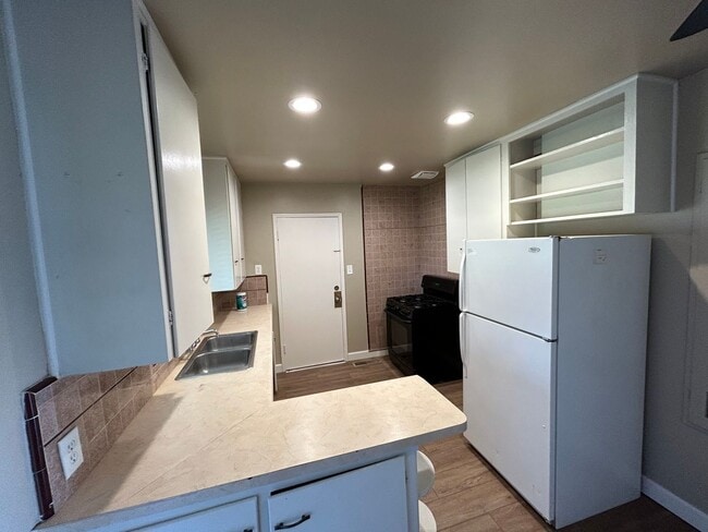 Building Photo - Charming & Pet Friendly 2 Bed/1 w/SOLAR & Yard Care Located on Spacious Lot near Schools & Shopping!