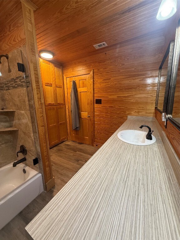 Building Photo - 902 Hidden Valley Dr