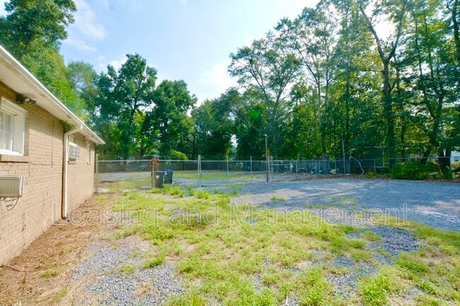 Building Photo - 839 W Richardson Ave