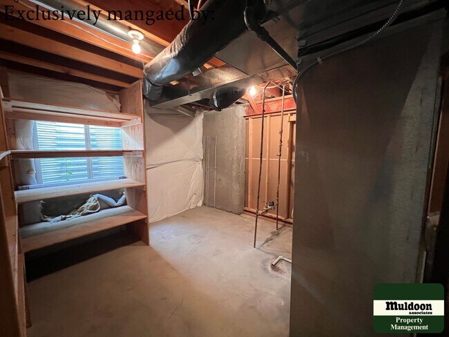 Building Photo - Stunning 3  Bedroom Home with lots of space and a beautiful fenced back yard -