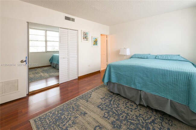Building Photo - 801 Brickell Bay Dr