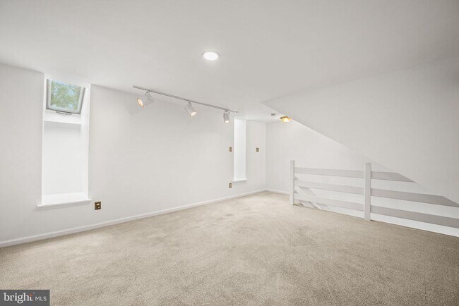 Building Photo - 267 Fox Run