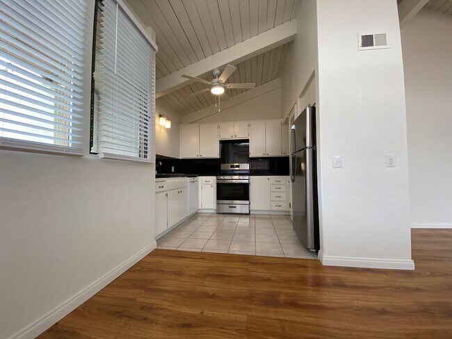 Building Photo - Lovely 2Bedroom, 2 Bathroom Condo!