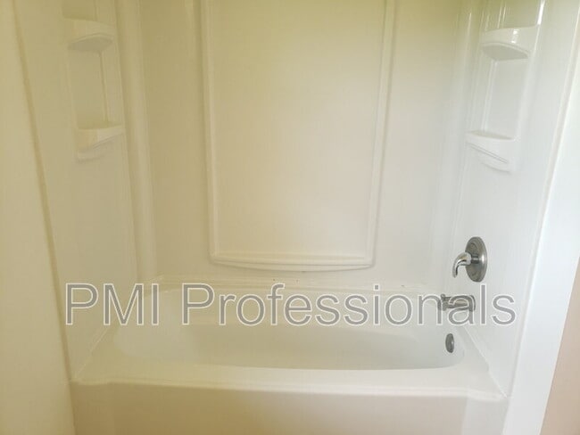 Building Photo - 2988 Parkwood Dr