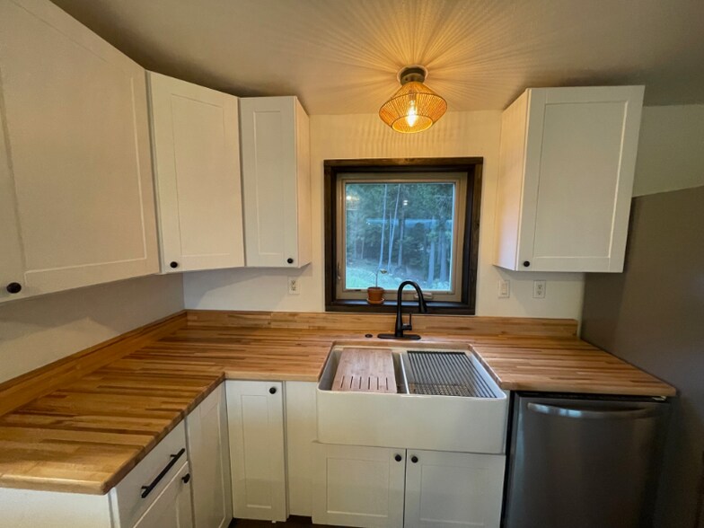 Building Photo - 194 Bergamot Dr