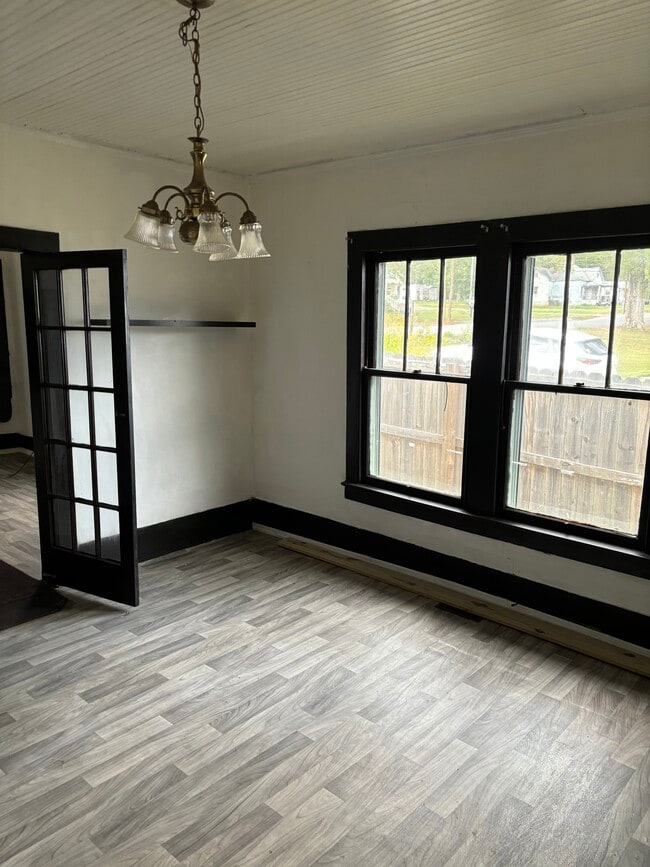 Building Photo - 907 S Johnson St