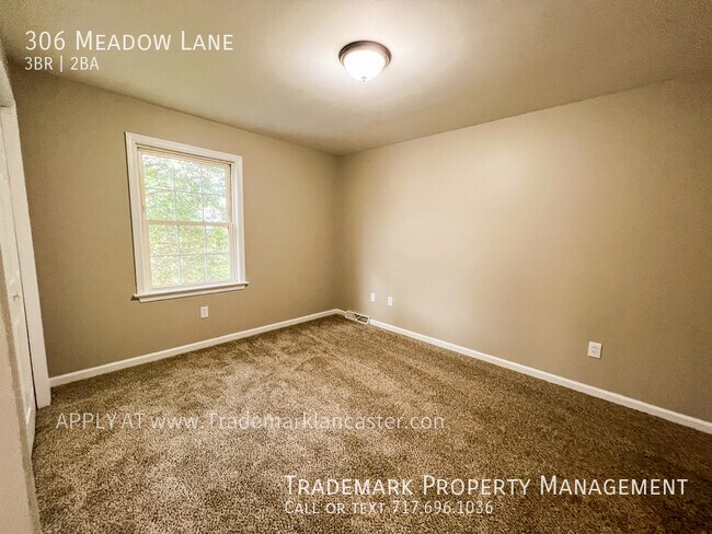 Building Photo - Spacious 3 Bedroom 2 Bath Town Home