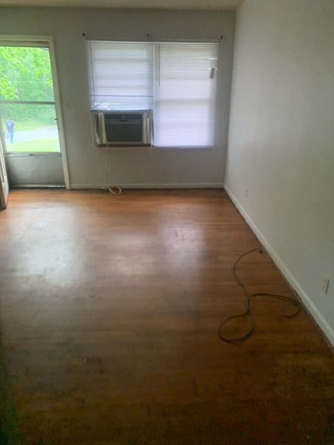 Building Photo - 2 Bedroom 1 bathroom