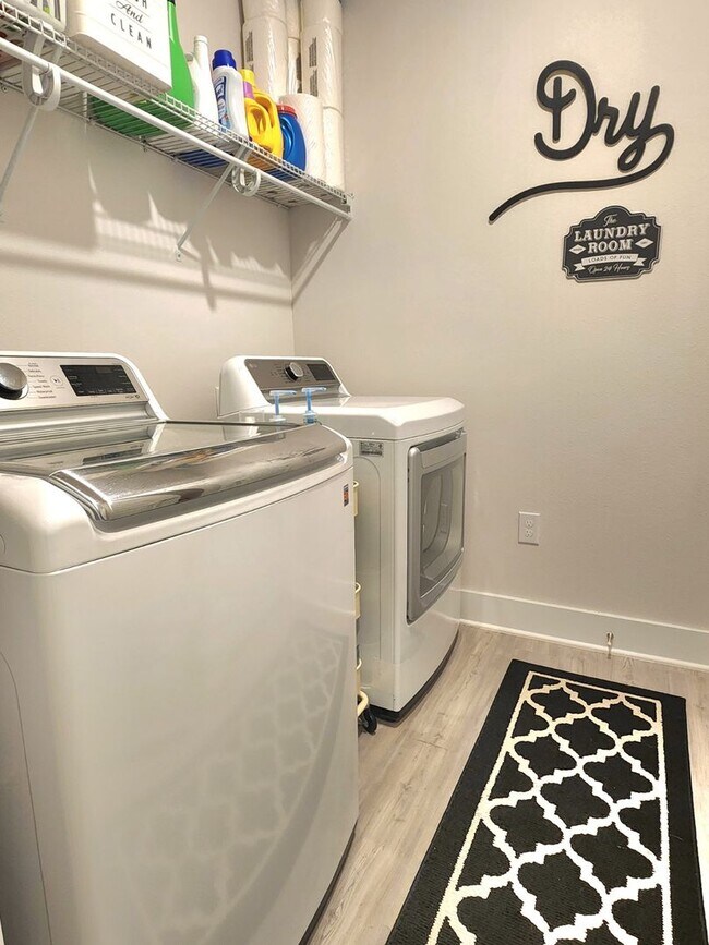 Building Photo - Stunning 4-Bed, 3-Bath Beauty, 2,117 sq. ft. of Pure Comfort and Style!