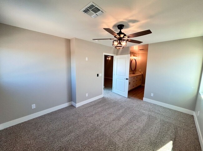 Building Photo - Beautiful New 3 Bedroom Phoenix home with Den/Loft! No HOA