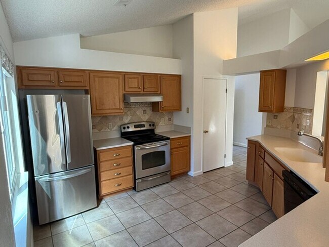 Building Photo - 512 Toyon Pl