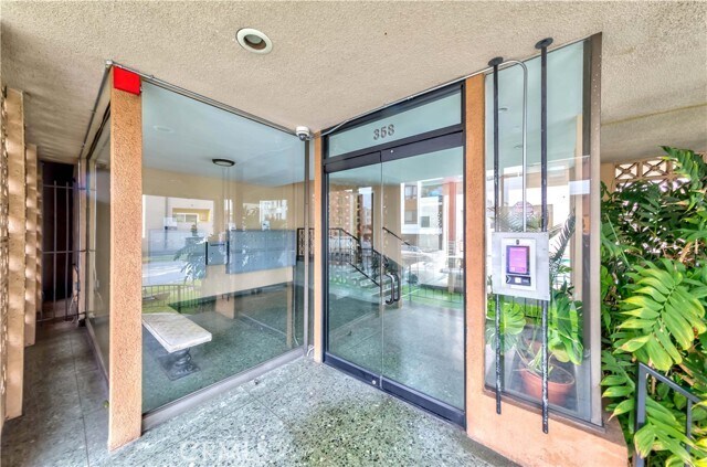 Building Photo - 358 S Gramercy Pl