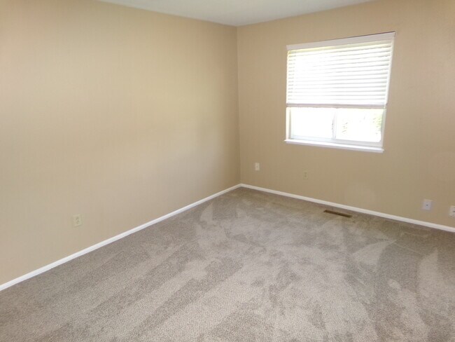 Building Photo - 4 Woodbine Ct