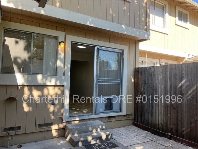 Building Photo - 2 bedroom/1.5 bath townhome with new kitch...