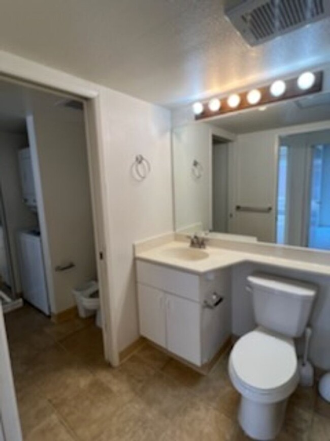 Building Photo - 2 Bedroom / 1.5 Bath upstairs unit in Ewa ...