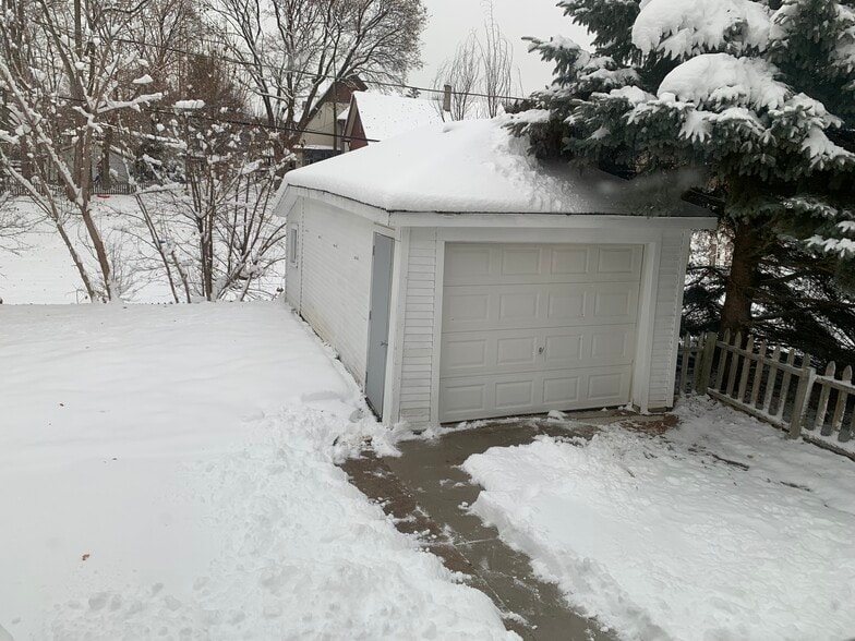 Garage. - 6830 Kinsman St