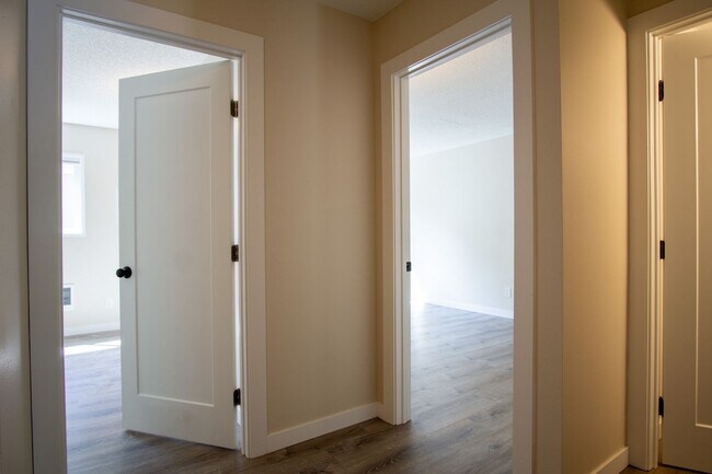 Building Photo - Spacious 2 Bedroom with Stylish Updates + A/C, W/D, D/W!