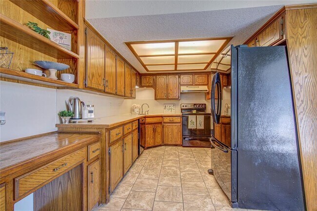 Building Photo - 2109 Shamrock Dr