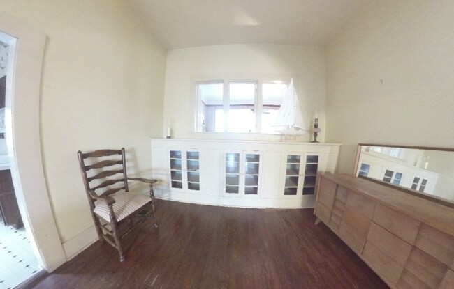 Building Photo - THREE BEDROOM, 2 BATHROOM HOME FOR LEASE I...