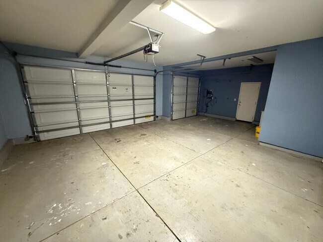 Building Photo - Andorra Community 3 Bedroom Rental Home in Valencia!