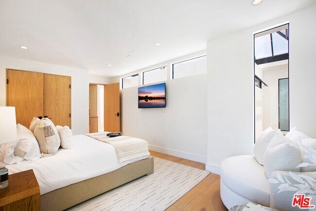 Building Photo - 642 Via Lido Nord